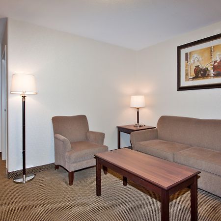 Holiday Inn Express & Suites Whitecourt By Ihg Номер фото