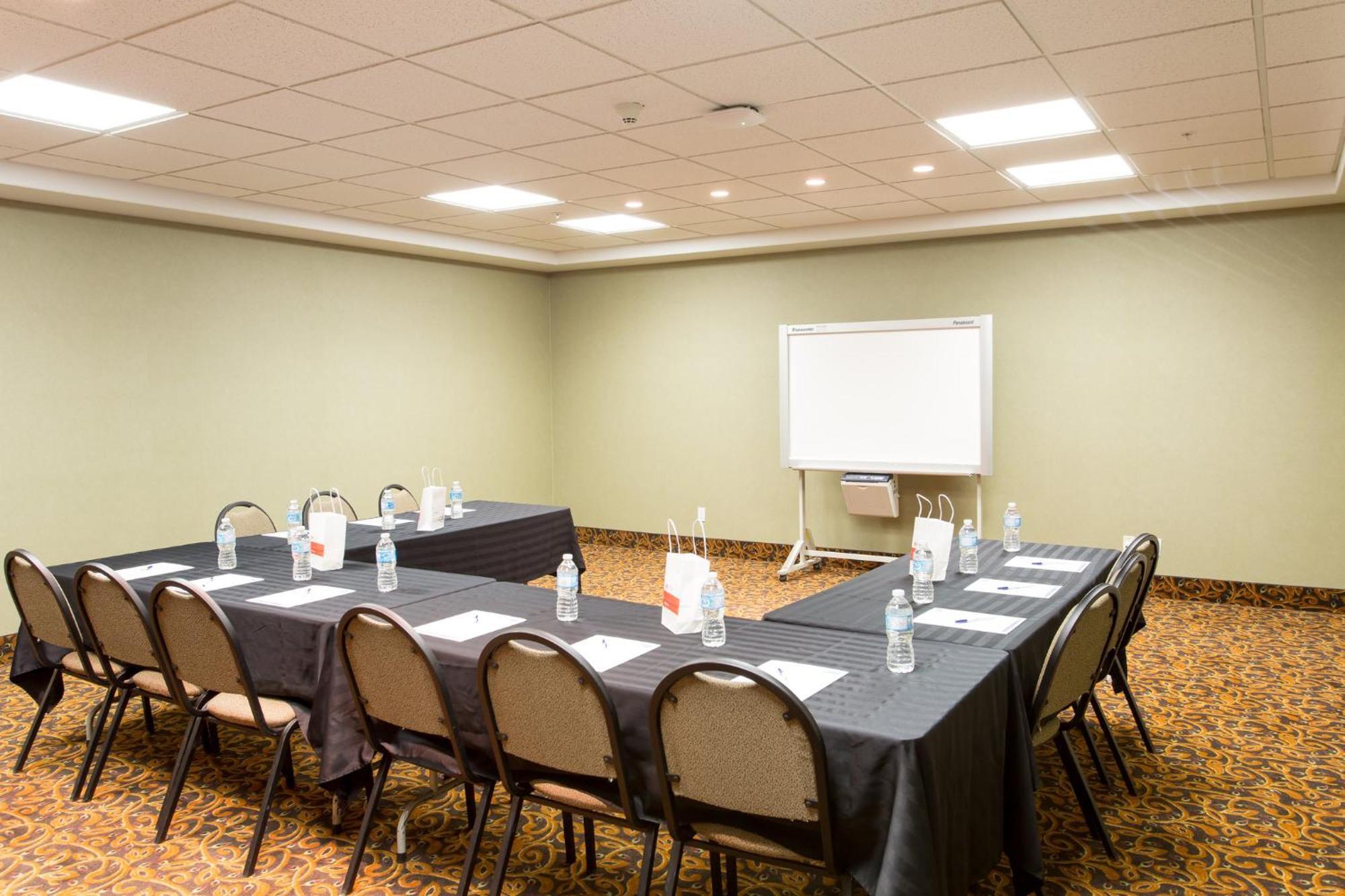 Holiday Inn Express & Suites Whitecourt By Ihg Екстер'єр фото
