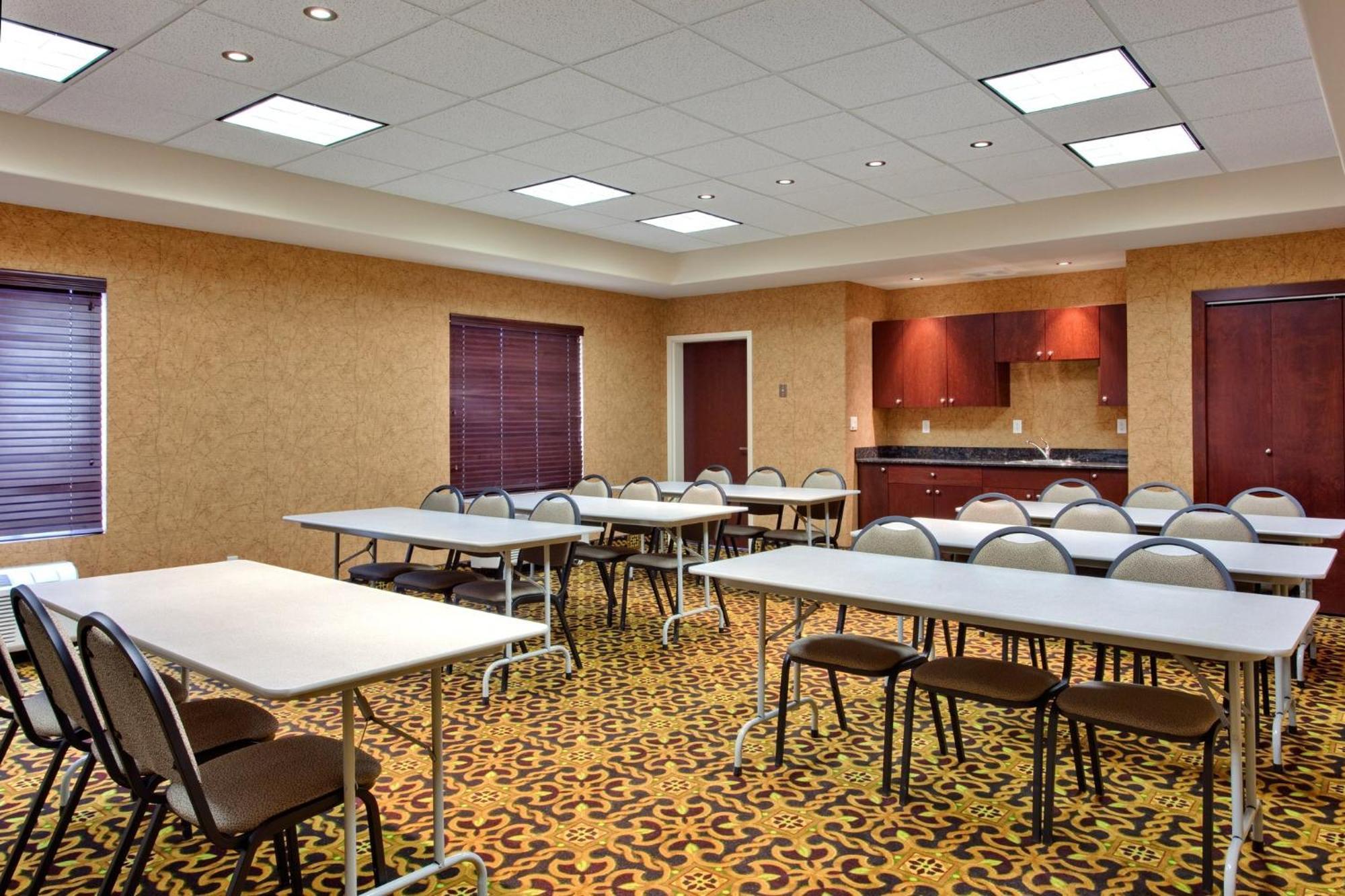 Holiday Inn Express & Suites Whitecourt By Ihg Екстер'єр фото
